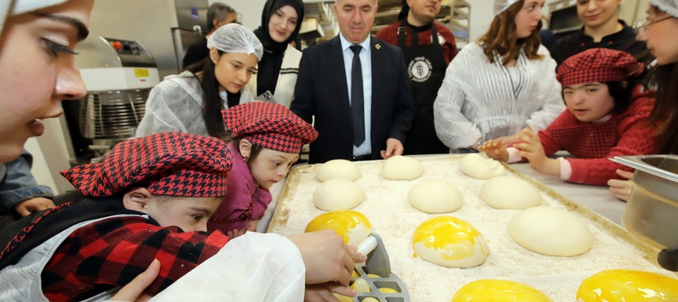 İftar İçin Ramazan Pideleri Hazır: Rektör Yılmaz ile Özel Öğrencilerden Ramazan Pidesi