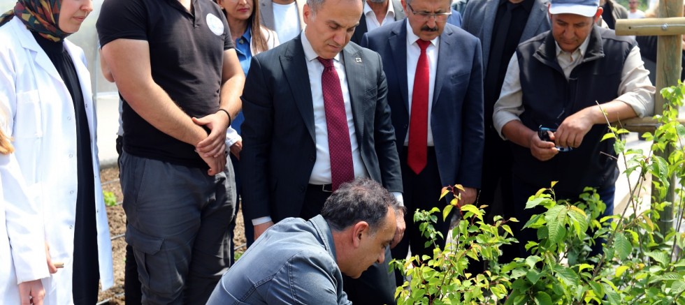 Rektör Yılmaz’dan Tarım Lisesi Seralarına Ziyaret
